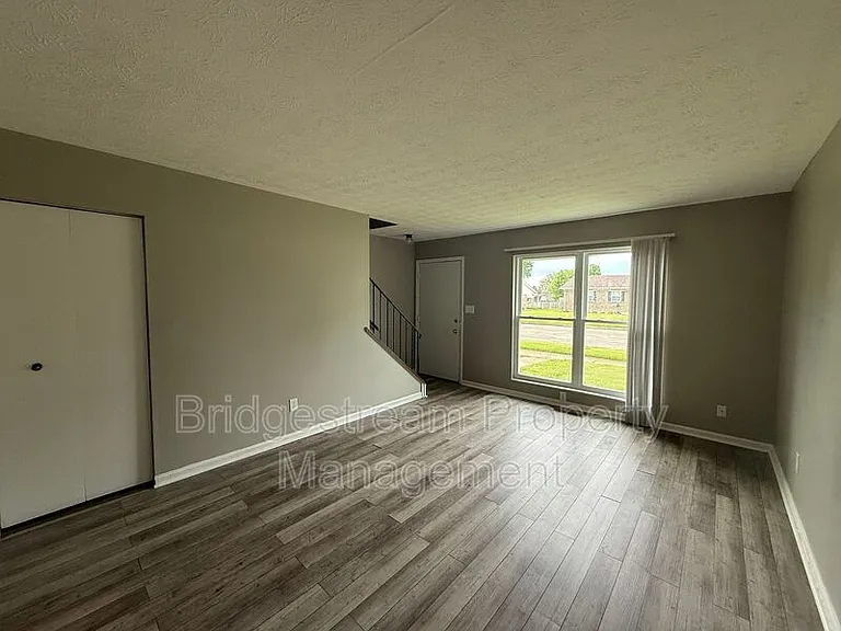 969 Taylorsview Dr — Photo 8