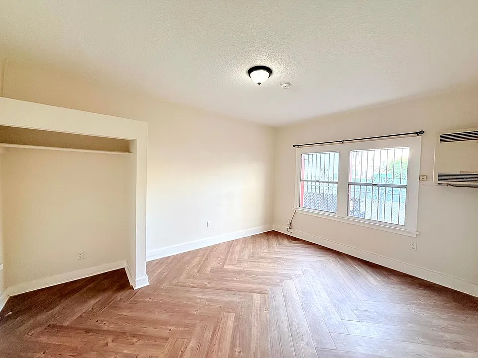 1614 N. Kenmore Avenue