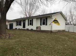 502 Maplewood Dr, Center Point, IA 52213