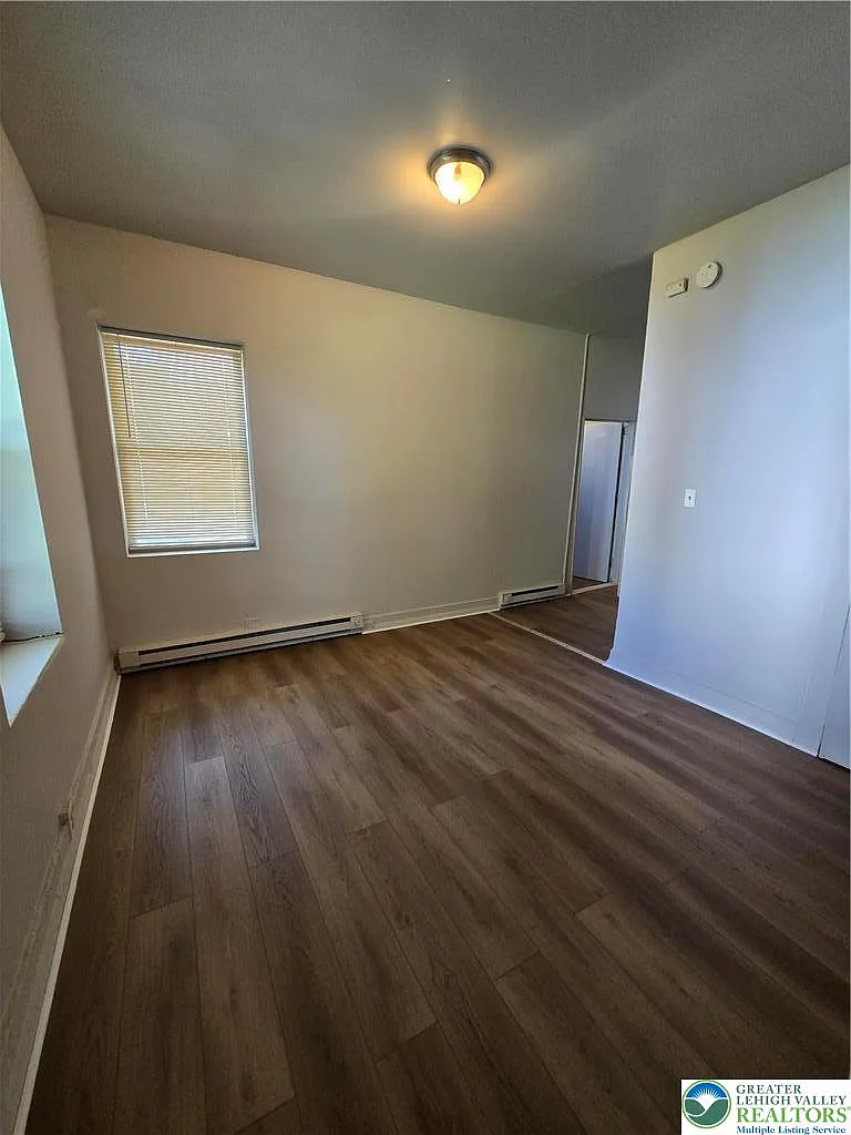 2 bed, 1.0 bath, $1,200 — Photo 4