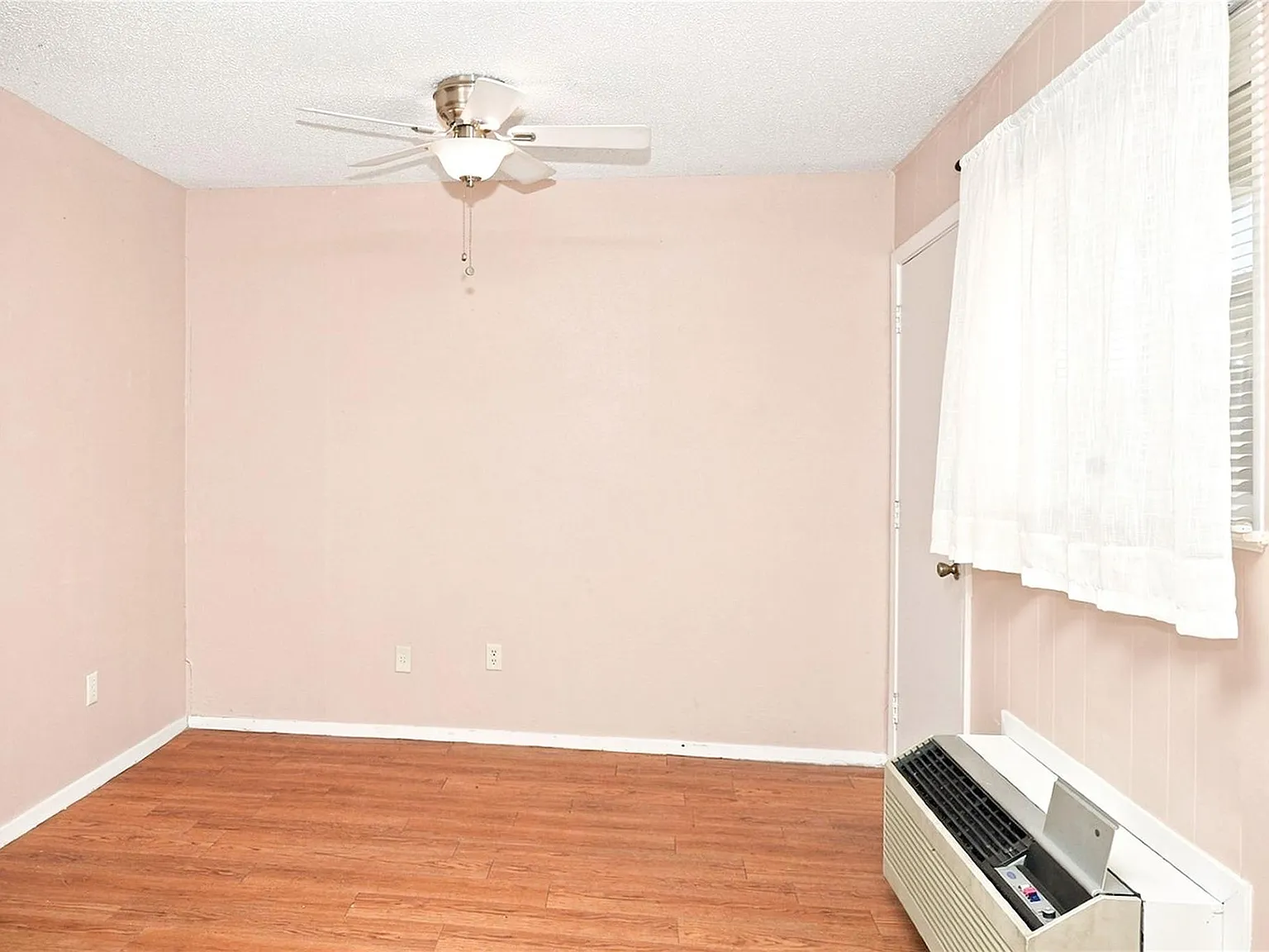 Studio, 1.0 bath, 400 sqft, $650 — Photo 4