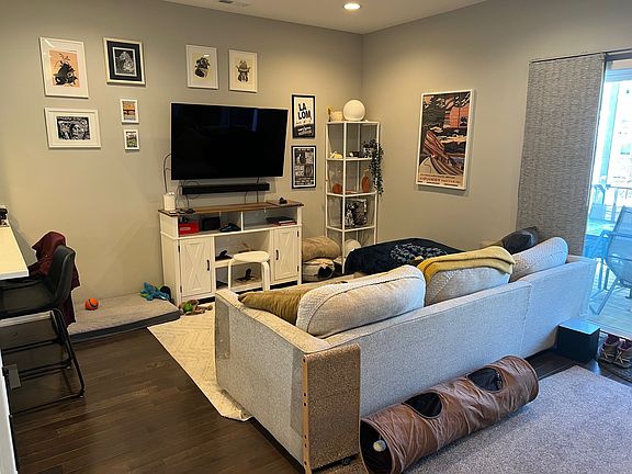 2nd image of 1242 W Argyle St #2R