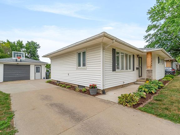 2nd image of 1006 Royal Dr
