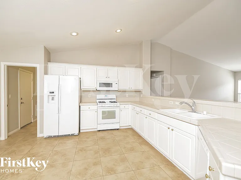 1049 Silver Star St — Photo 7