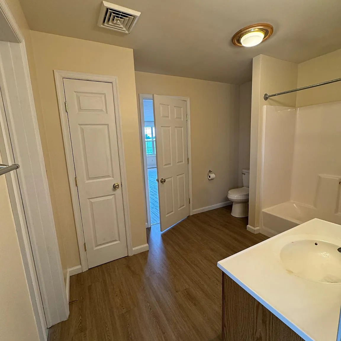 2 bed, 1.0 bath, 1000 sqft, $1,300 — Photo 3