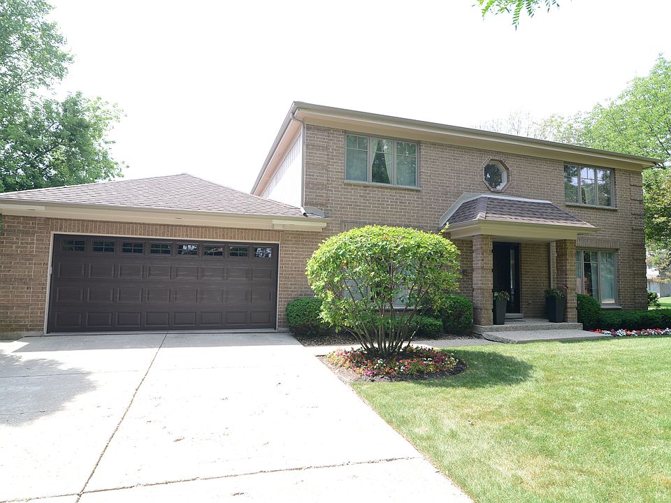 1st image of 890 Woodleigh Ave