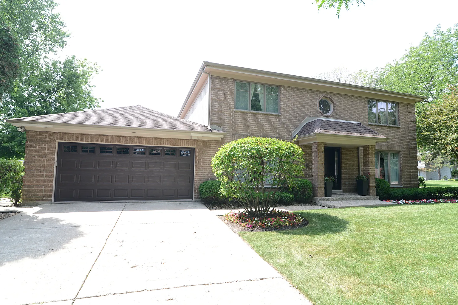 890 Woodleigh Ave photo 1