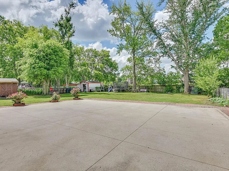 655 Harding Pl — Photo 38