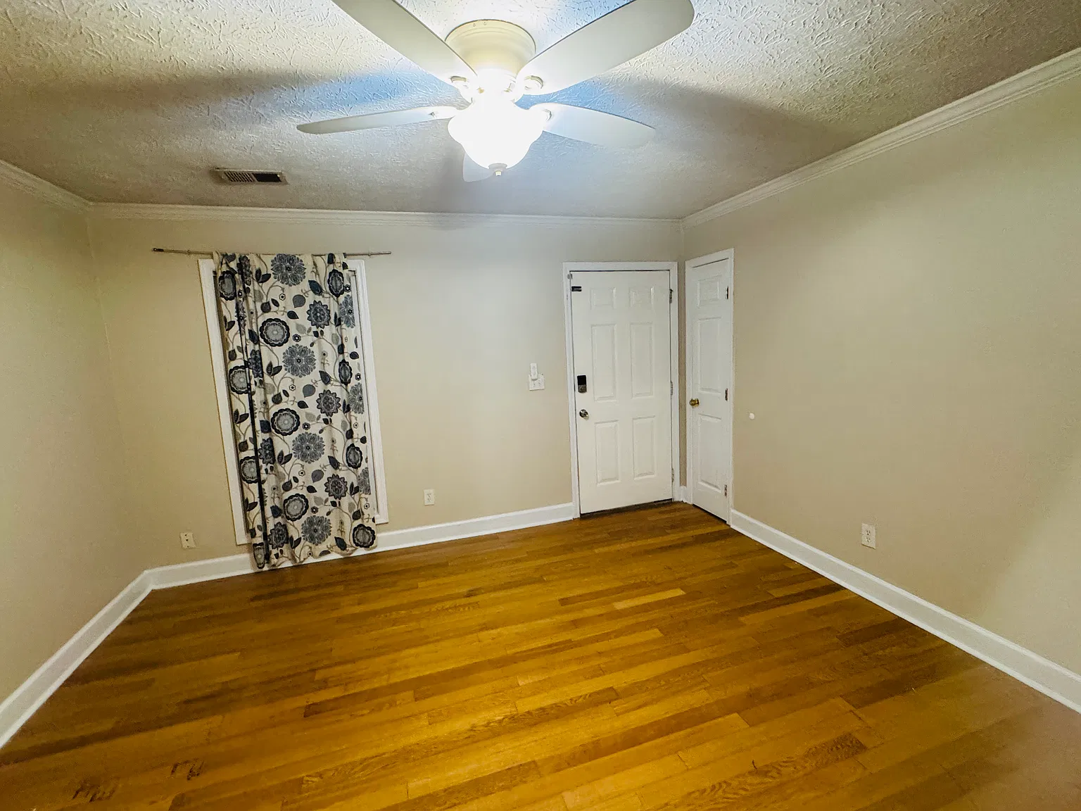 4 bed, 1320 sqft, $1,950 — Photo 3