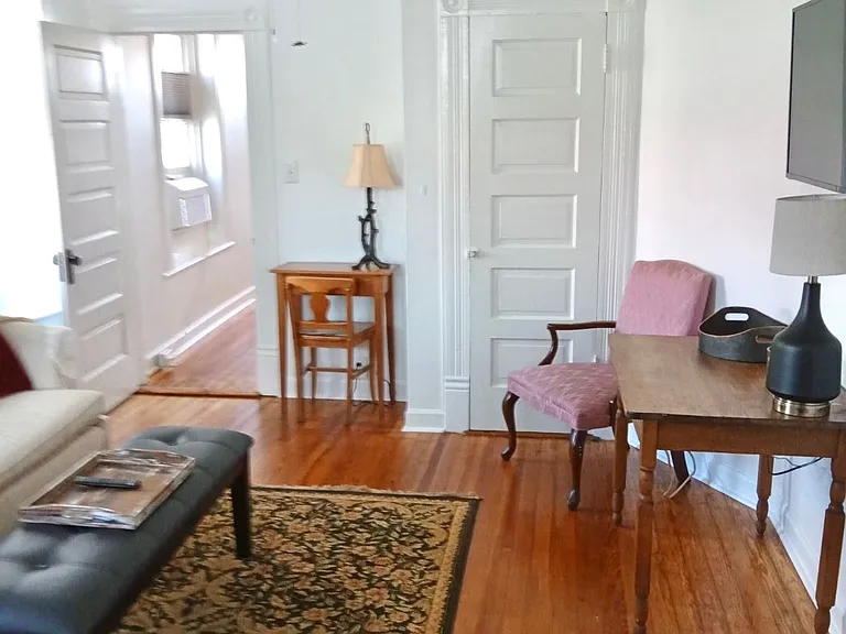 512 Queen St #B — Photo 2