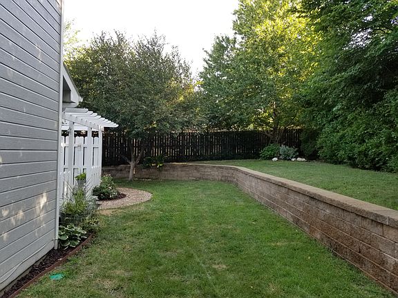 Bi-level back yard with reta