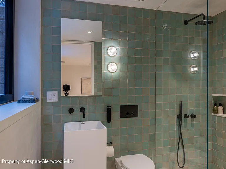 609 W Francis St — Photo 35