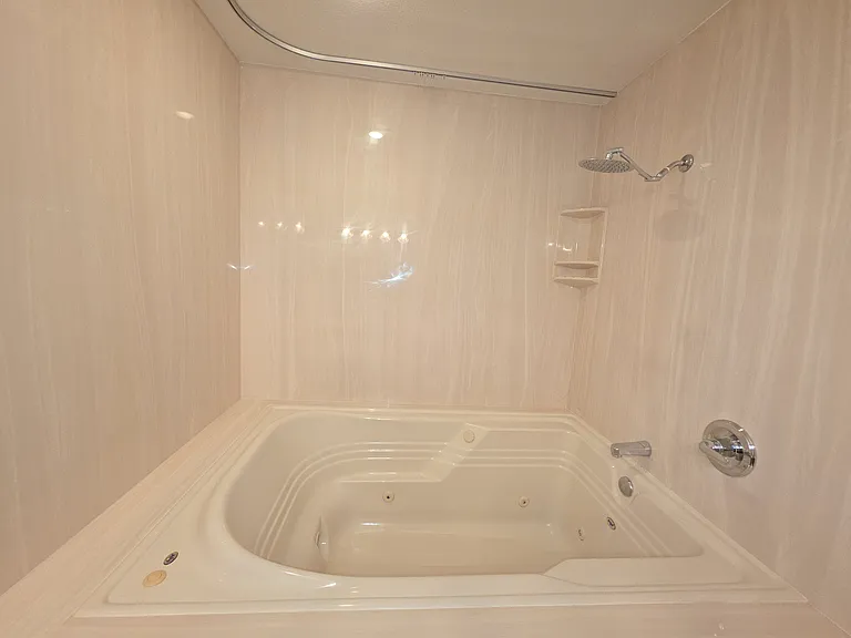 MASTER BATHROOM-Jacuzzi
