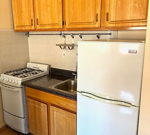 3rd image of 158 E 107th St APT 2A
