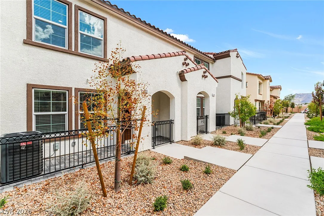 3 bed, 2.5 bath, 1311 sqft, $2,045 — Photo 2