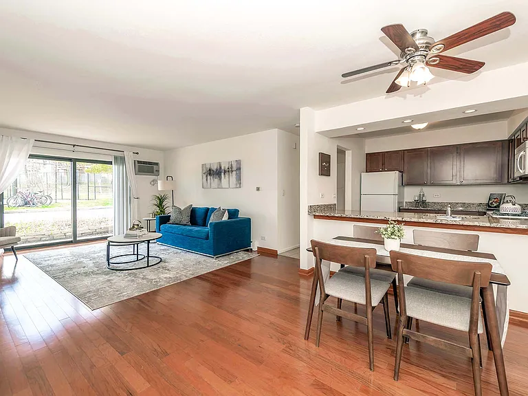 Barrington Lakes Apartments — Photo 11
