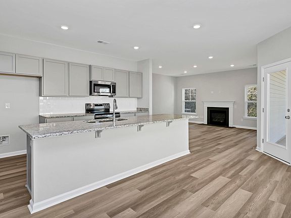 3rd image of 122 Middlesex Ct