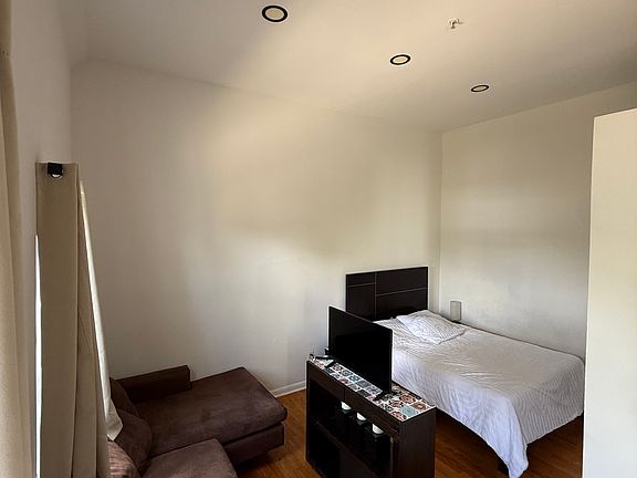 3rd image of 1521 Lenox Ave #33
