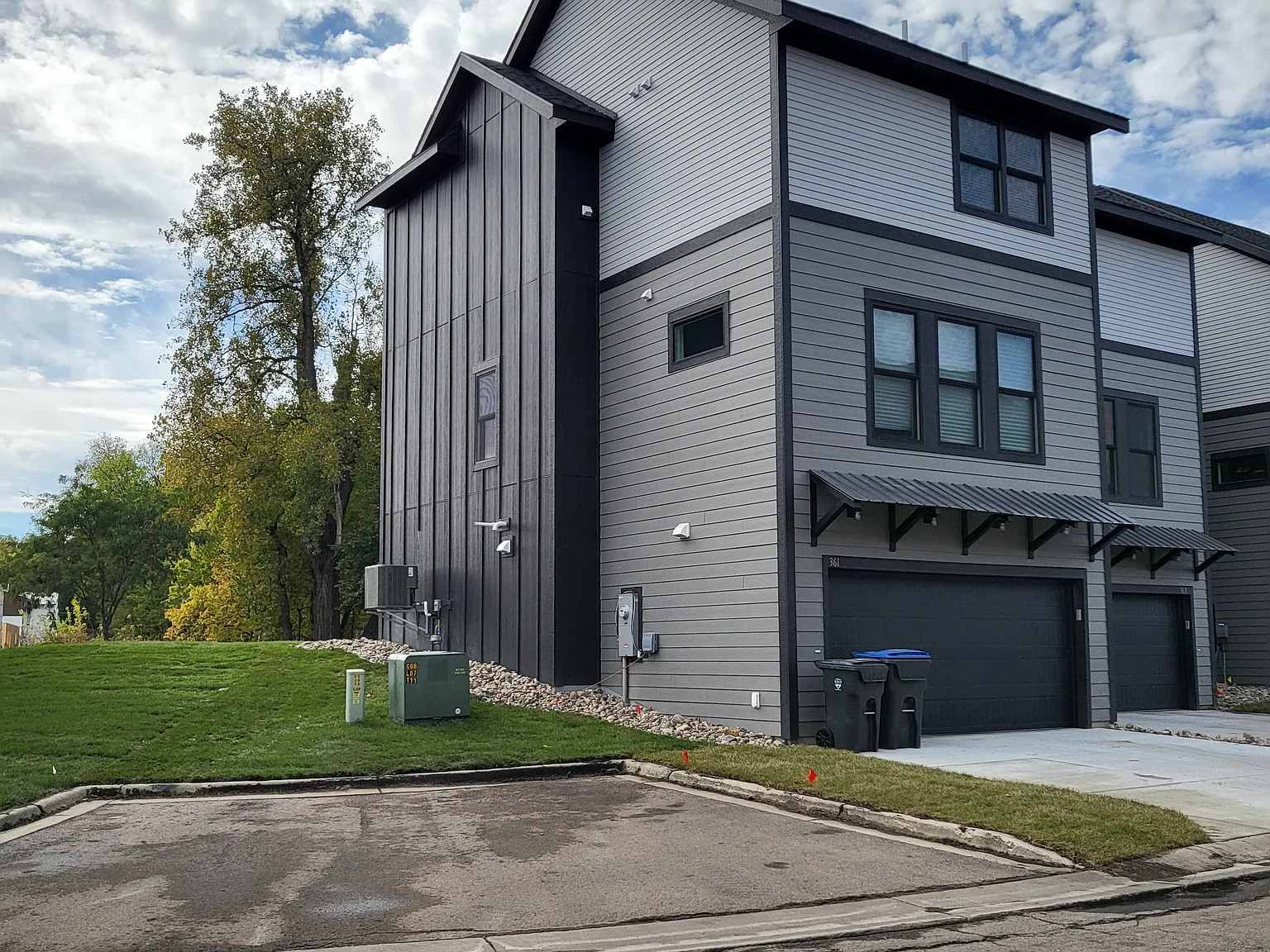 2 bed, 2.5 bath, 2000 sqft, $1,900 — Photo 2