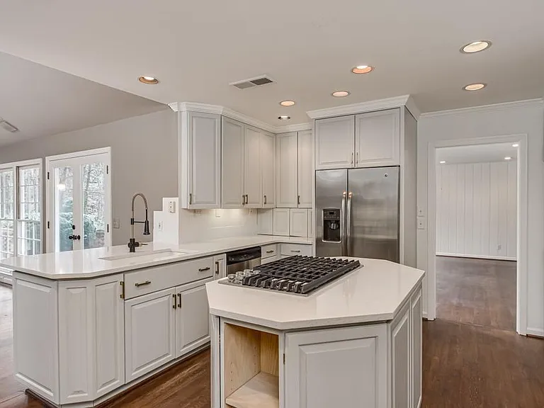 4601 Club Cir NE — Photo 31