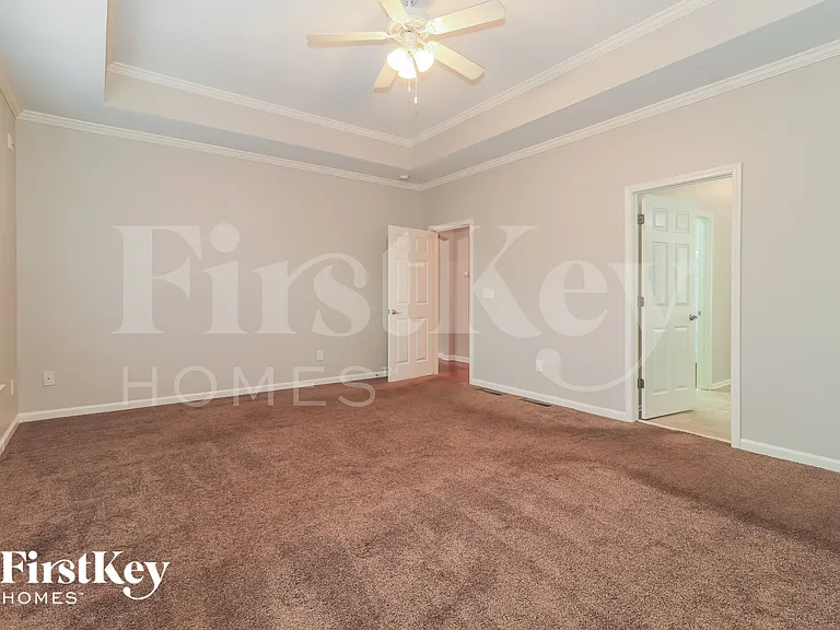 677 Longwood Pl — Photo 8