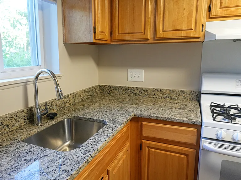 Edmondson Park Apartments — Photo 10