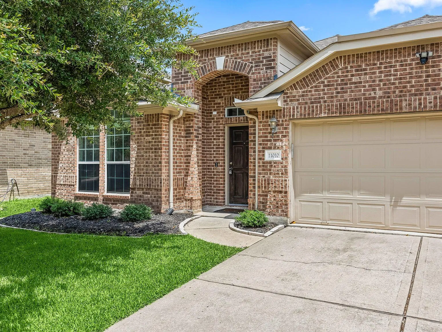 3 bed, 2.0 bath, 1886 sqft, $2,300 — Photo 4