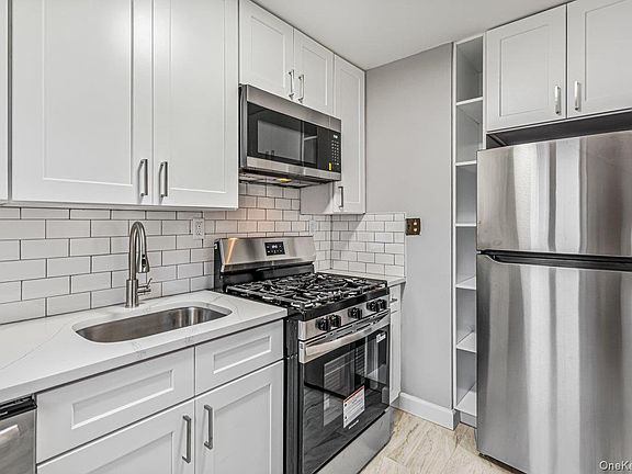 5th image of 226-29 Manor Rd #2 Upper