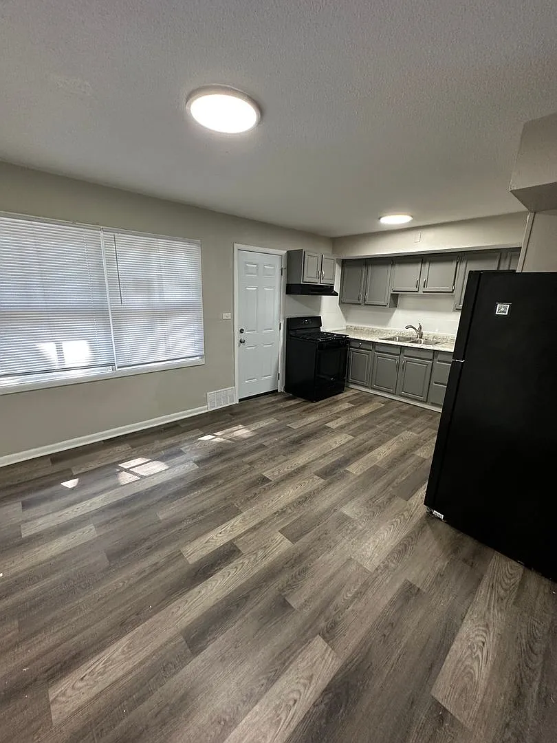 This is a 4 bedroom 1 Full bathroom house which has a spacious living room, dining room and full ... — Photo 4
