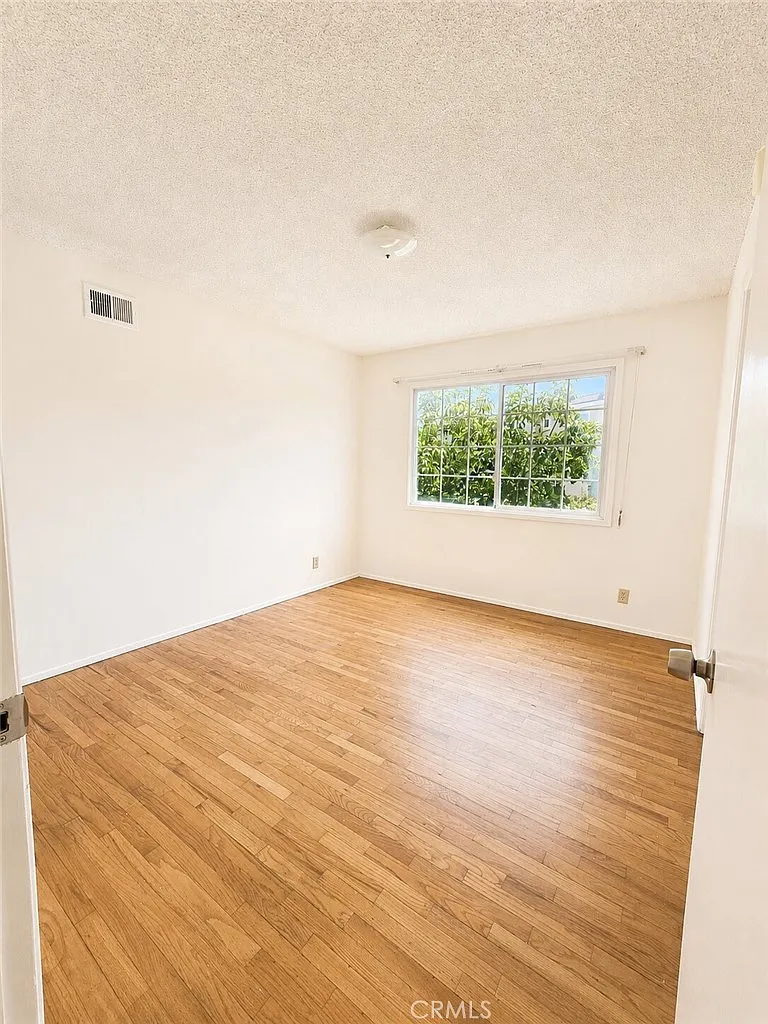 3 bed, 1308 sqft, $3,700 — Photo 3