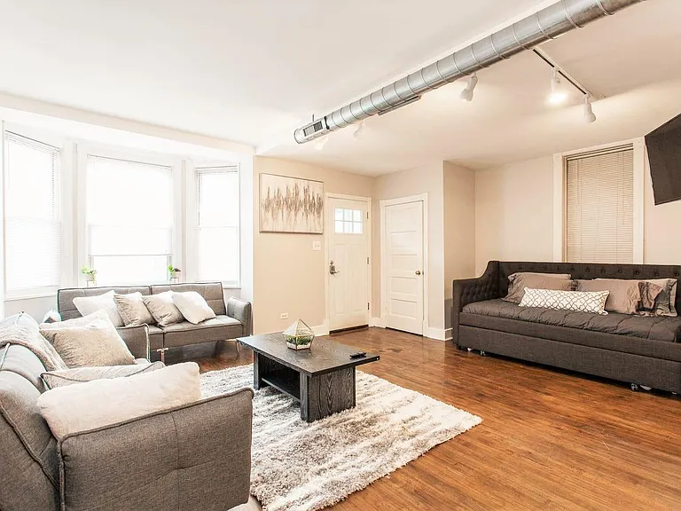 1138 W Barry Ave #G — Photo 2