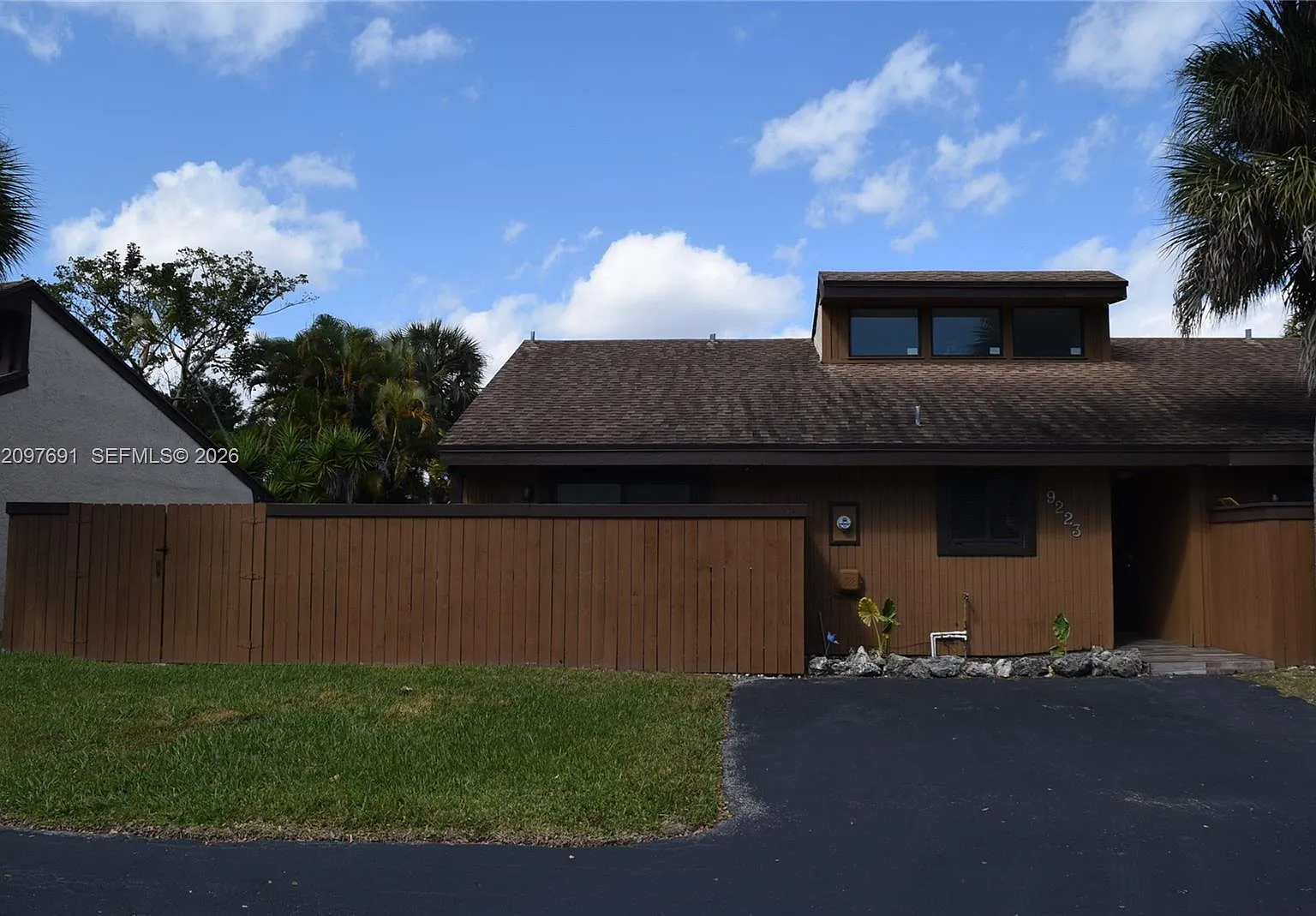 Briar Bay Townhouse Estat — Photo 1