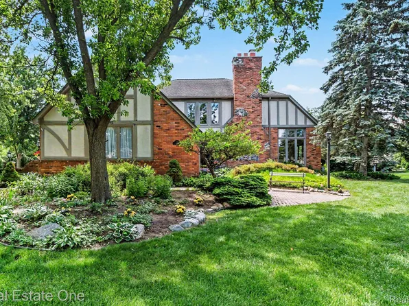 1751 Carpenter Dr, Troy, MI 48098