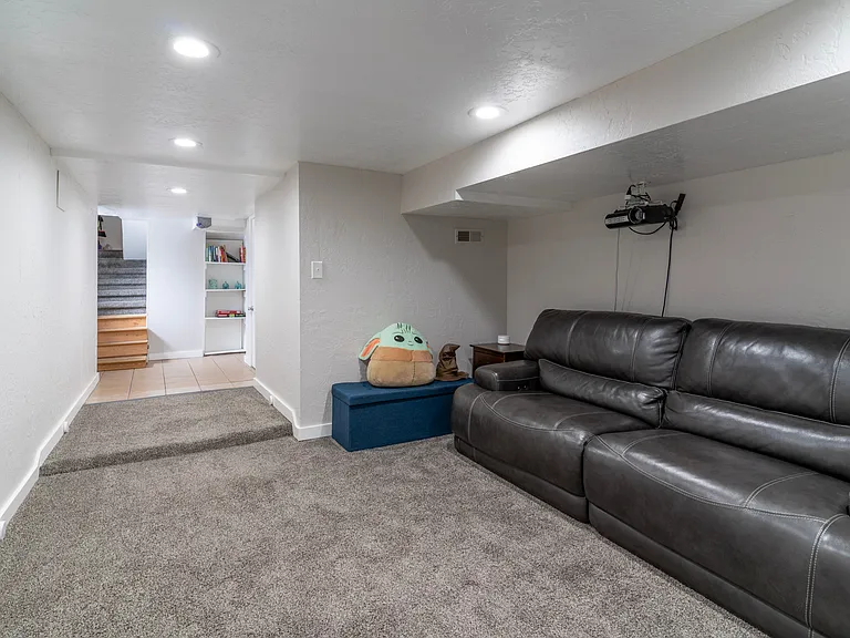 147 E Wentworth Ave — Photo 7