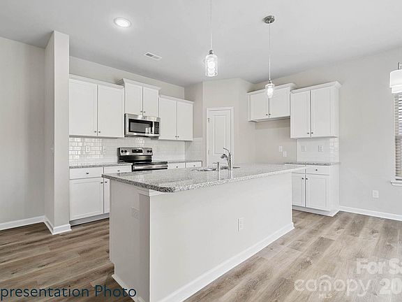 4th image of 205 Roxanna Ct