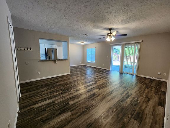 3rd image of 221 Loch Low Dr