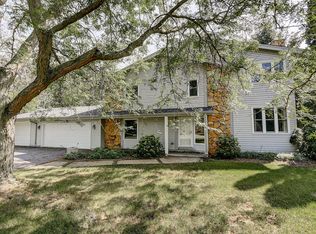 W313S6340 Willow Springs Ct, Mukwonago, WI 53149