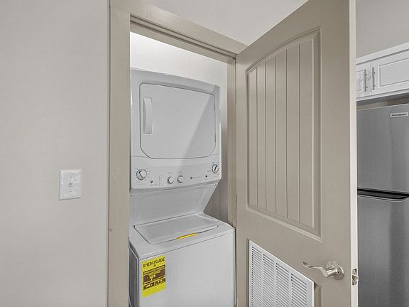 5th image of 143 SE Main St #47F929776
