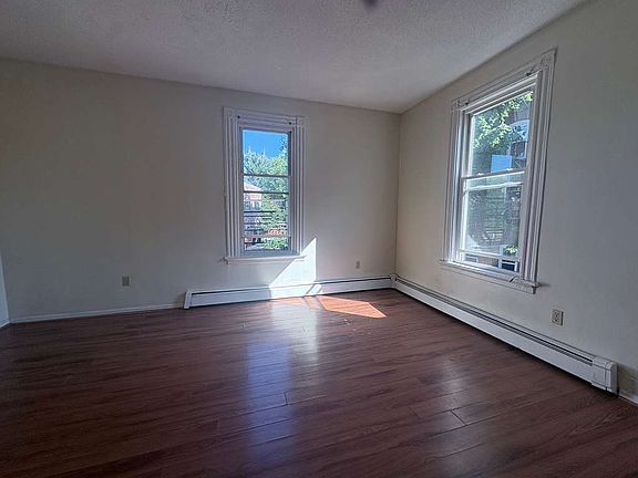 2nd image of 131 Howe St #22