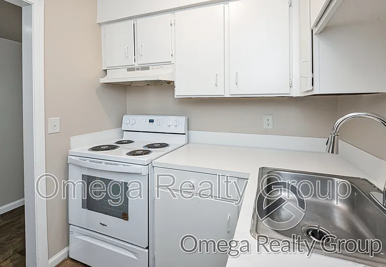 Camelot Apartments — Photo 29