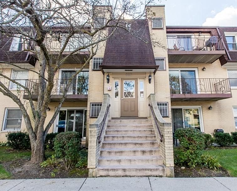2nd image of 802 N River Rd APT 1A