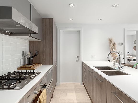 3rd image of 2220 Kingsway #1211