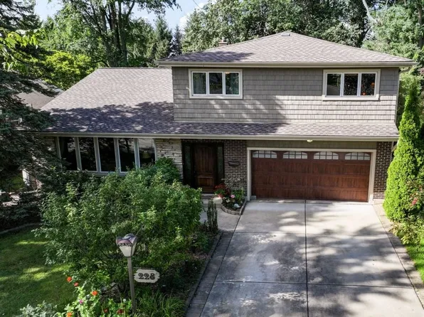 228 Mark Dr, Glenview, IL 60025