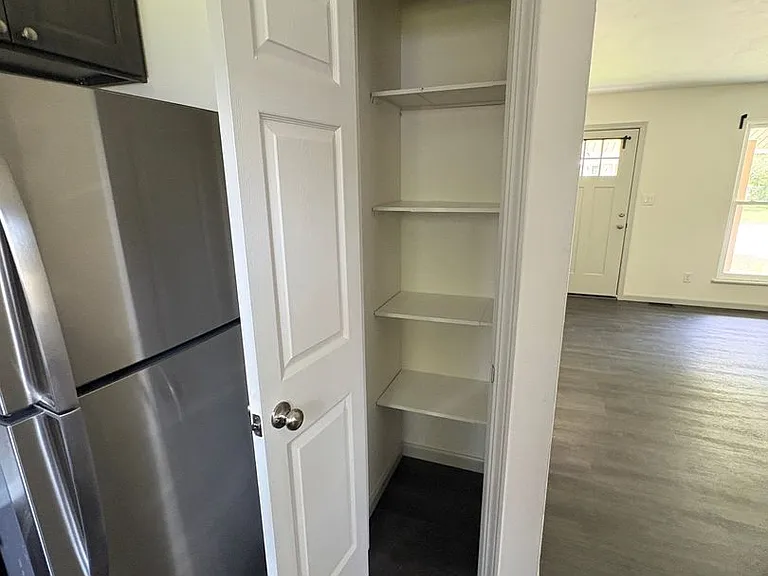 904 Montgomery Ave — Photo 4