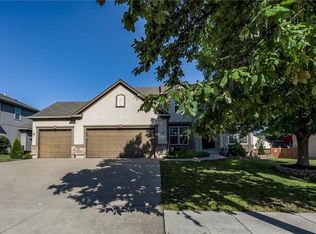9320 Sunray Dr, Shawnee, KS 66227
