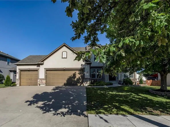 9320 Sunray Dr, Shawnee, KS 66227