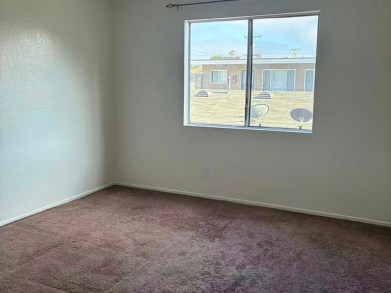 1086 Stanley Ave — Photo 5