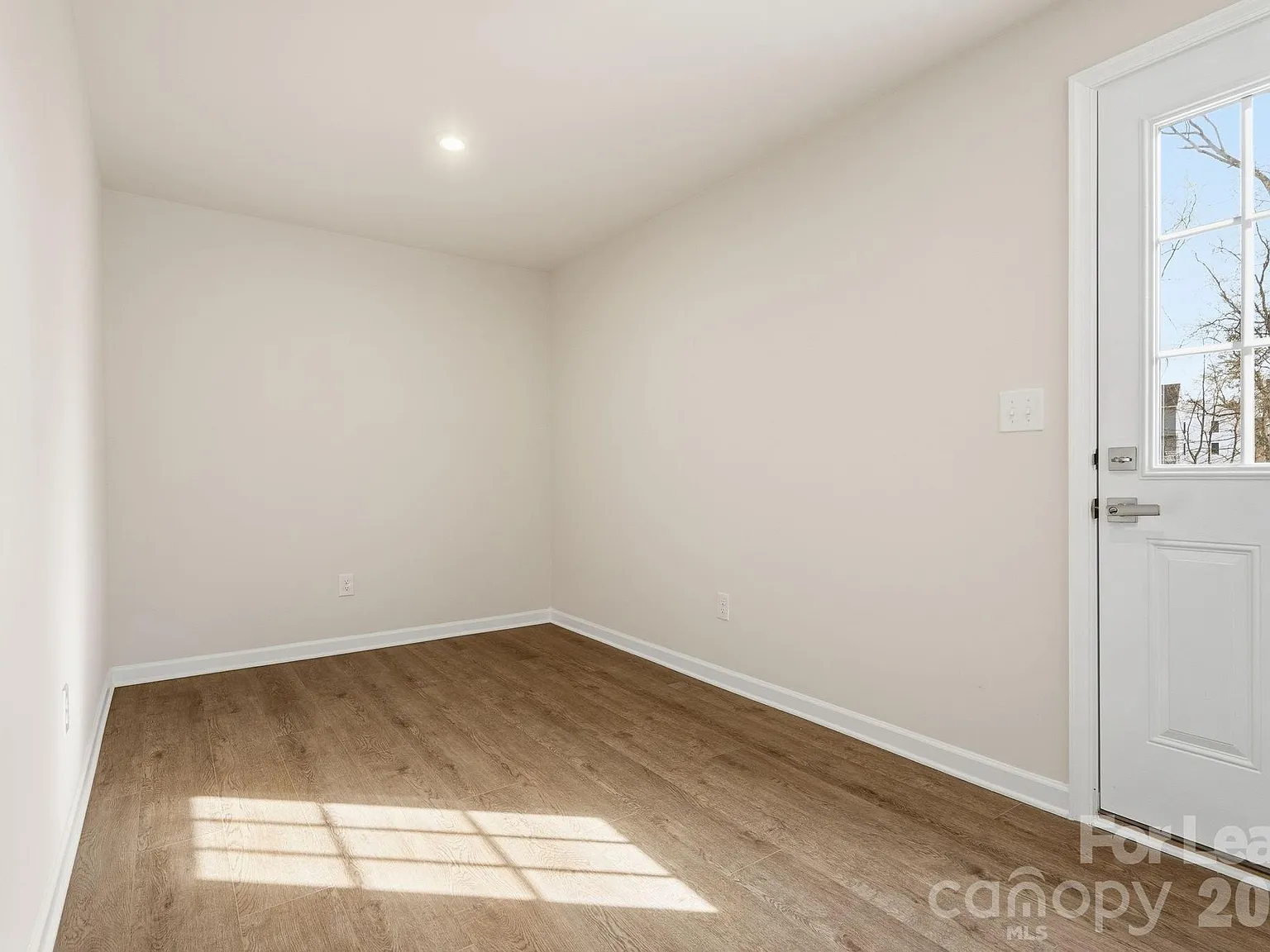 3 bed, 2.5 bath, 1567 sqft, $1,900 — Photo 4