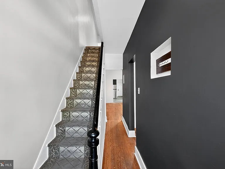 153 N Queen St — Photo 11