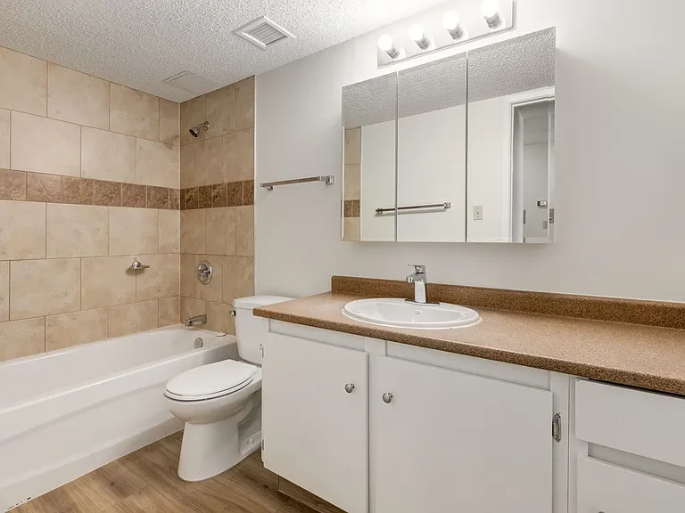 2404 16a St SW — Photo 14